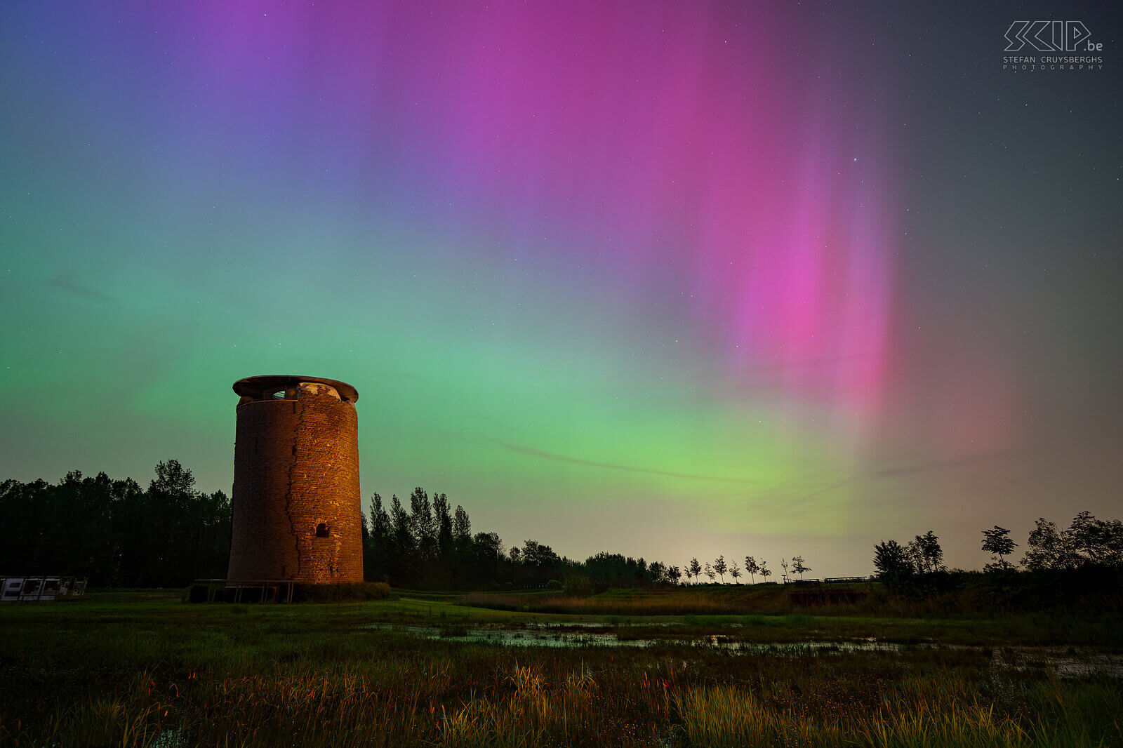 Noorderlicht aan Maagdentoren Een historische geomagnetische storm resulteerde in een magische nacht met verbluffende aurora borealis die zelfs ontzettend goed zichtbaar was in ons land. Ik bezocht mijn favoriete plek bij de Maagdentoren in mijn thuisstad Scherpenheuvel-Zichem. Met twee camera's kon ik heel wat foto's en een time-lapse maken van het prachtige noorderlicht. Stefan Cruysberghs